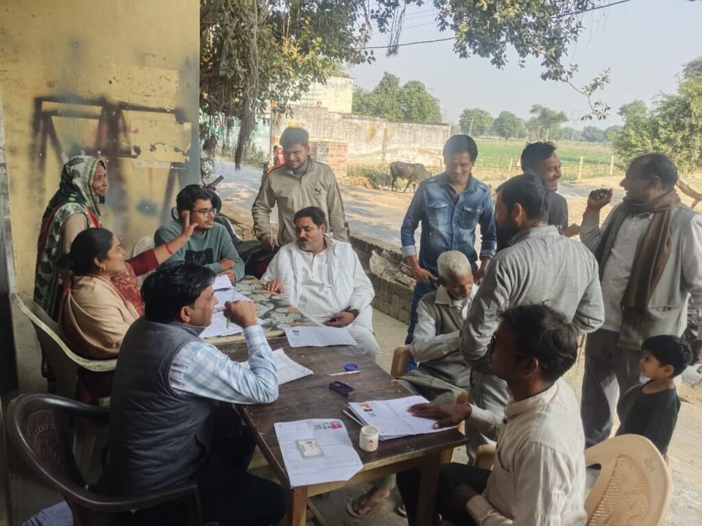 समाजवादी पार्टी कार्यकर्ताओं ने बूथो पर शिविर आयोजित कर मतदाता सूची में सुधार और फार्म भरवाने में किया सहयोग