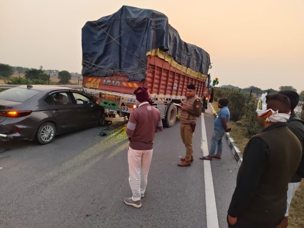 आगरा-लखनऊ एक्सप्रेसवे पर एक बड़ा हादसा होने से टला: खड़े ट्रक में पीछे से घुसी कार, बाल-बाल बचे कार सवार