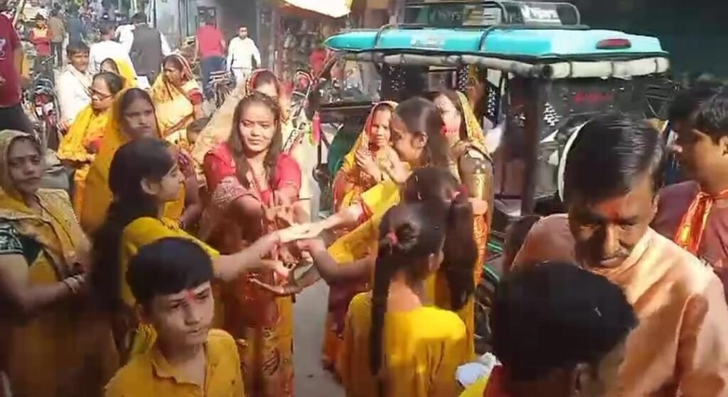 अलीगंज में दो मंदिरों में प्राण प्रतिष्ठा समारोह धूमधाम से संपन्न, भव्य झाकियों के साथ नगर में निकाली शोभायात्रा, उमड़ा जनसैलाब