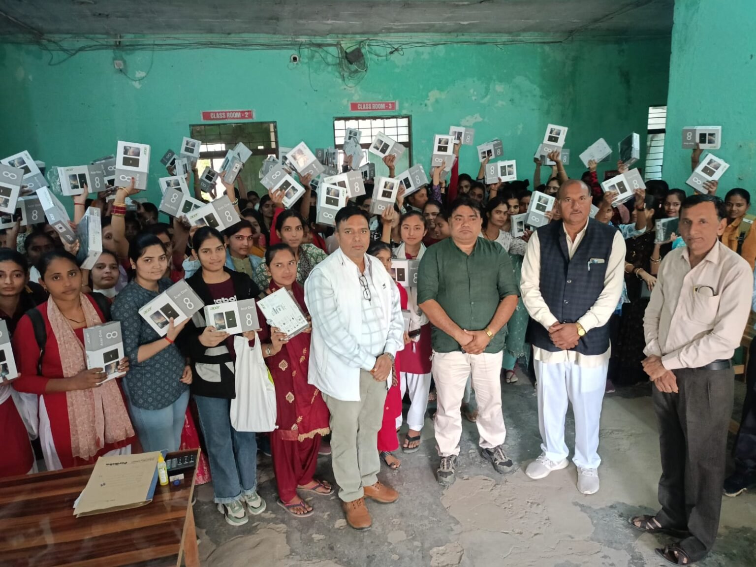 फतेहाबाद: टैबलेट पाकर महाविद्यालय की छात्राओं के खिले चेहरे