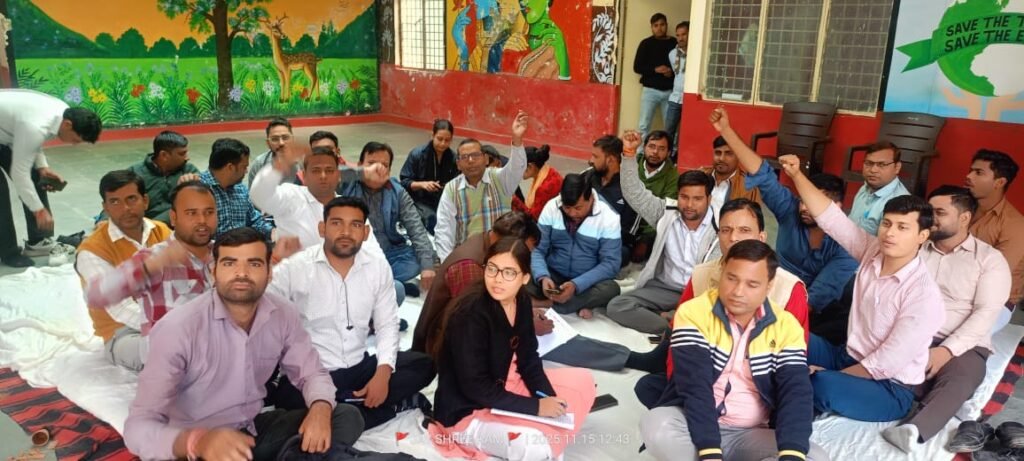 फतेहाबाद तहसील में लेखपालों का एक दिवसीय धरना, लंबित मांगों को लेकर कार्य बहिष्कार, आंदोलन तेज करने की चेतावनी