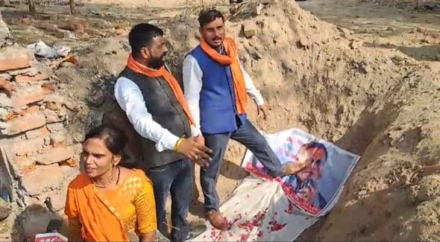 आगरा: हिंदू महासभा का उग्र प्रदर्शन – बंगाल के टीएमसी विधायक हुमायूं कबीर पर भड़के, सोने के कंगन का इनाम घोषित