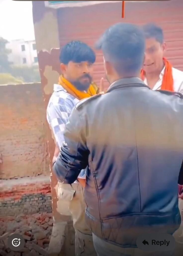 चिकन शॉप पर हमला, दुकान जबरन बंद – वीडियो देख पुलिस ने खुद दर्ज किया केस