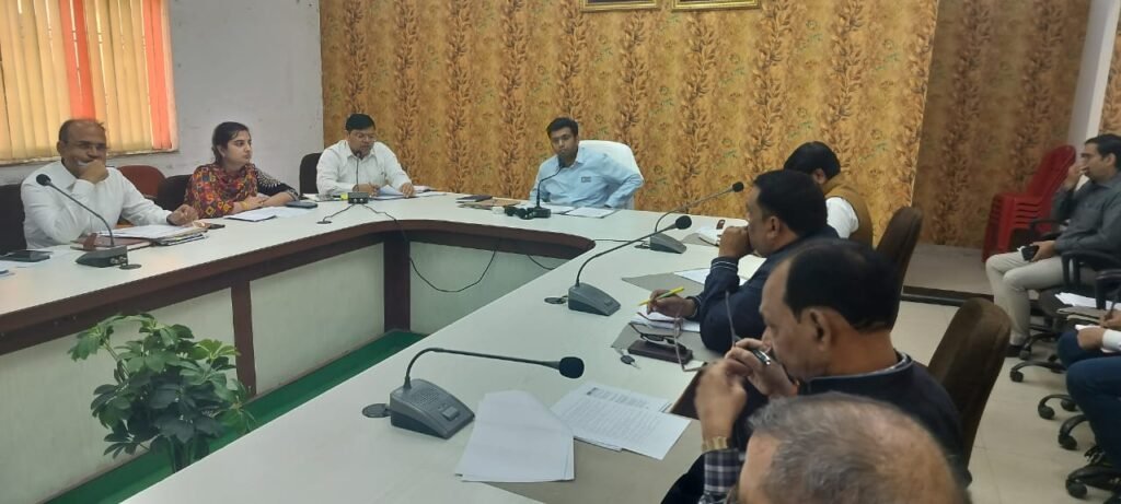 आगरा में मतदेय स्थलों के पुनर्गठन की प्रक्रिया शुरू, 1200 मतदाताओं के मानक पर जिलाधिकारी ने दिए निर्देश