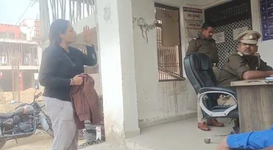 किशोरी को गलत धंधे में डालने का प्रयास कर रहे परिजन, मुंबई की अधिवक्ता ने की थाना फतेहाबाद में शिकायत, थाने में चला हाई वोल्टेज ड्रामा