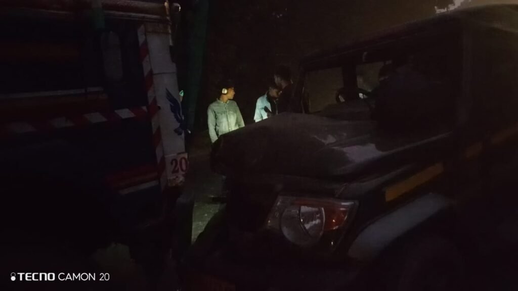 बमरौली कटारा में डायमंड फैक्ट्री के पास ओवर टेक करते ट्रक ने मारी बोलेरो में टक्कर, परिचालक घायल