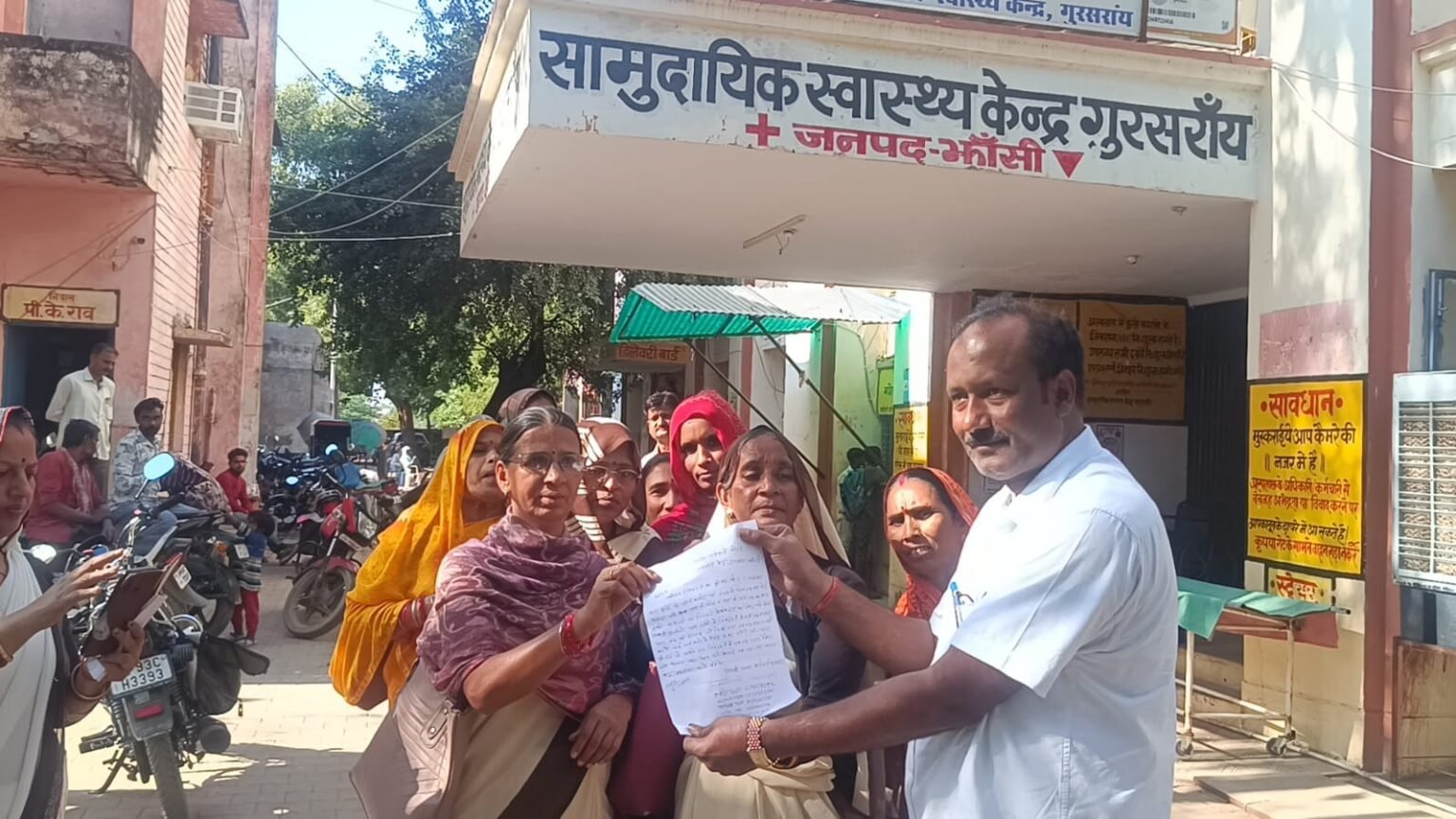 स्वास्थ्य विभाग की घोर लापरवाही के चलते आधा साल से आशा बहनों का नहीं हुआ भुगतान, स्वास्थ्य केंद्र पर किया धरना प्रदर्शन