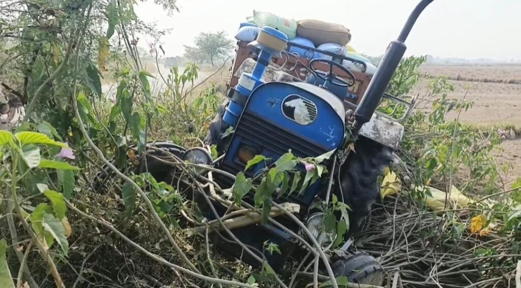 बाइक सवार को बचाने के लिए जान पर खेला किसान, बड़ा हादसा होने से टला, सड़क किनारे पलट गई अनाज से भरी ट्रैक्टर ट्रॉली