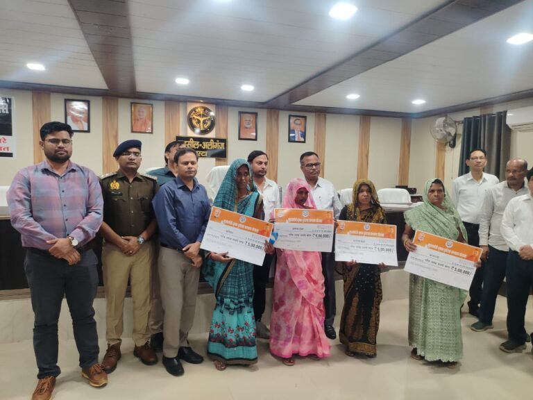 मुख्यमंत्री कृषक दुर्घटना कल्याण योजना के तहत महिलाओं को चेक किये वितरित,चेक पाकर महिलाओं के चेहरे पर दिखी खुशी की झलक