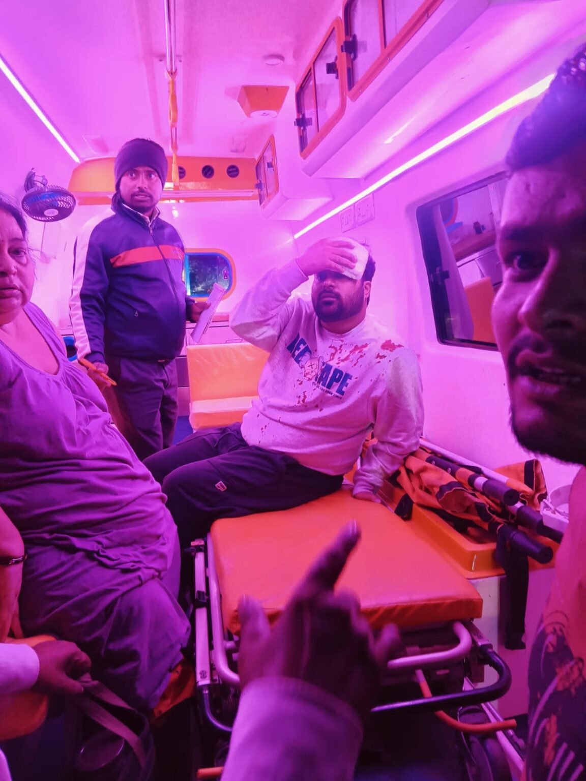 आगरा लखनऊ एक्सप्रेसवे के 32 में माइल स्टोन पर दो गाड़ियां भिड़ी ,चालक घायल