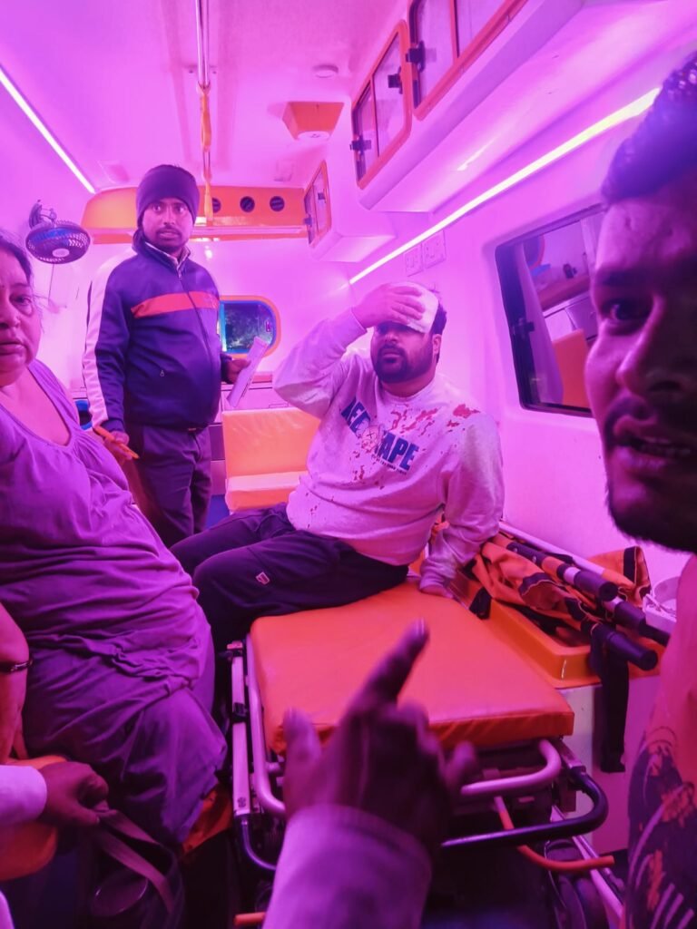 आगरा लखनऊ एक्सप्रेसवे के 32 में माइल स्टोन पर दो गाड़ियां भिड़ी ,चालक घायल