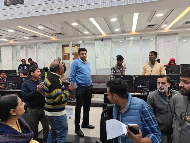 आगरा: मतदाता सूची को 100% शुद्ध बनाने DM साहब खुद मैदान में उतरे – स्मार्ट सिटी सेंटर का औचक निरीक्षण