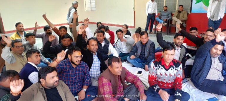 शादी की छुट्टी ना मिलने से अवसाद में आए लेखपाल की आत्महत्या के मामले में लेखपालों में आक्रोश, फतेहाबाद में की हड़ताल, सौंपा ज्ञापन