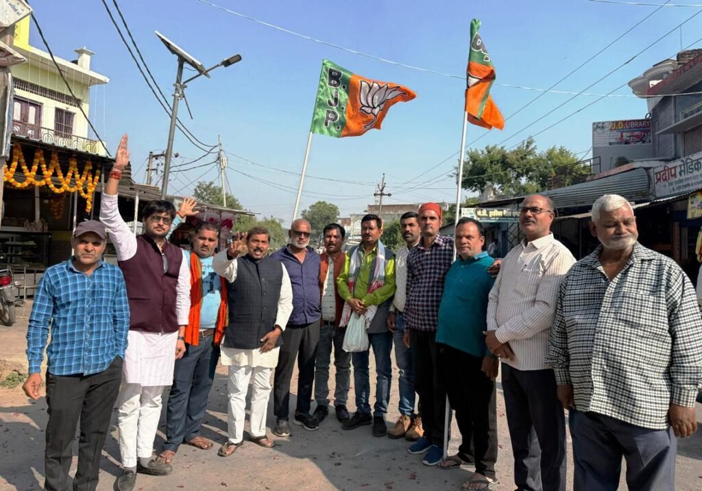 बिहार में ऐतिहासिक जीत से भाजपा नेताओं में खुशी की लहर, बाटी मिठाई