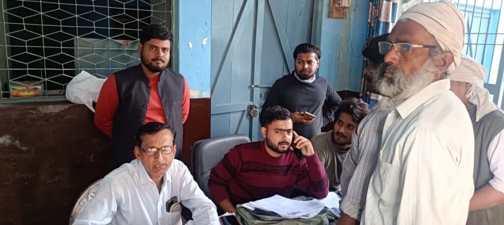 बीएलओ और सुपरवाइजर ने बूथो पर मौजूद रहकर मतदाताओं के भरे गणना पत्र