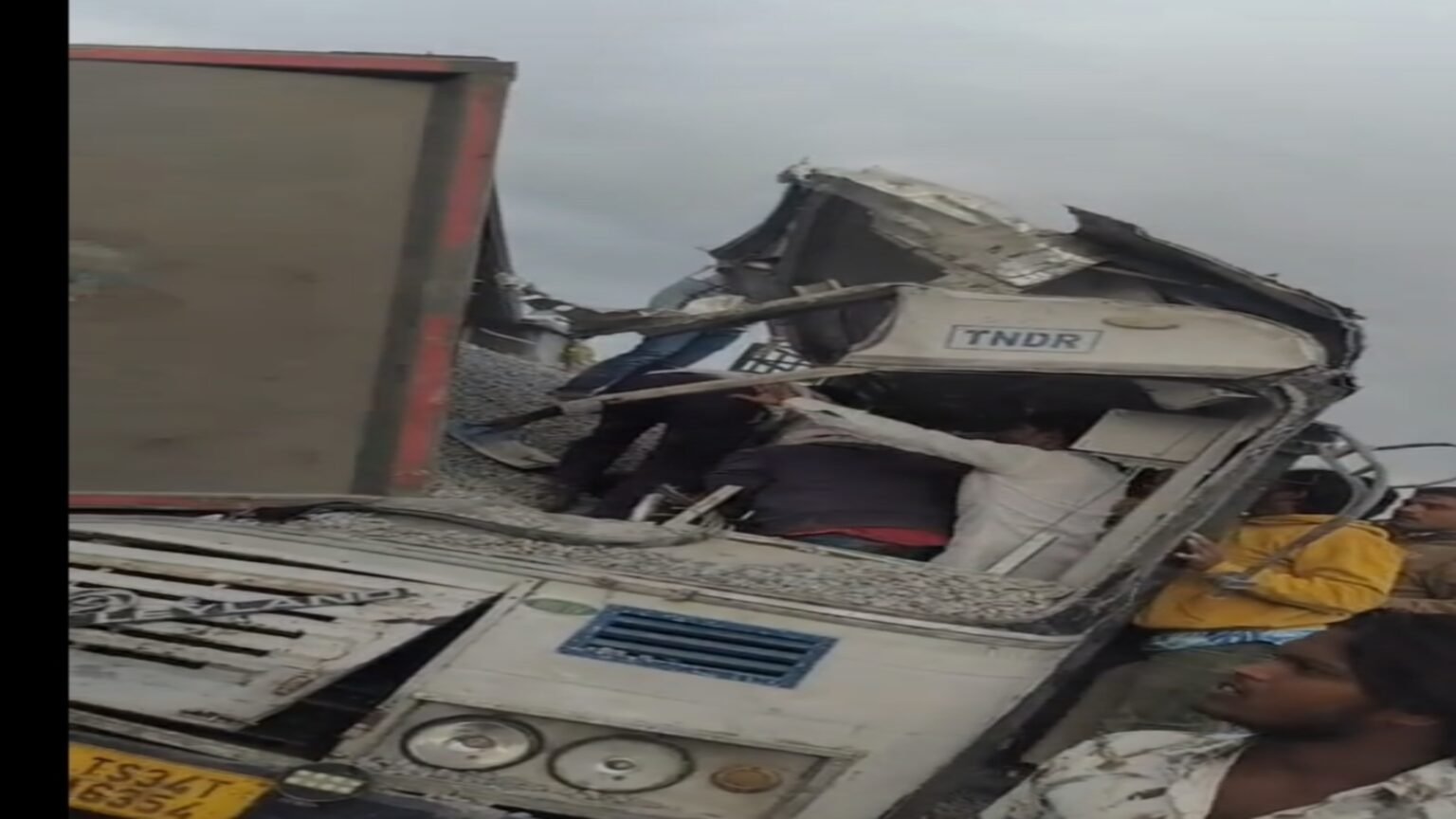 ब्रेकिंग न्यूज: तेलंगाना के रंगारेड्डी में बस-ट्रक की भयंकर टक्कर, 20 की मौत; मृतकों में 3 माह की मासूम भी शामिल