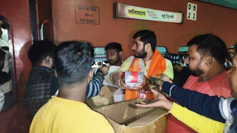 मन्नत फाउंडेशन की विशेष पहलः जन्मदिन पर डॉ. हेमंत पाण्डेय ने रेल यात्रियों को कराया भोजन