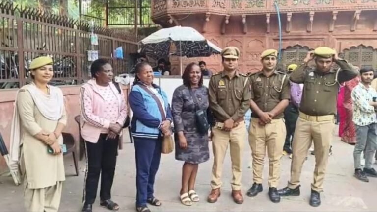 मानवीय संवेदनशीलता की मिसाल: ताजमहल में बिछड़ी केन्या की पर्यटक को पुलिस ने मिलवाया परिवार से