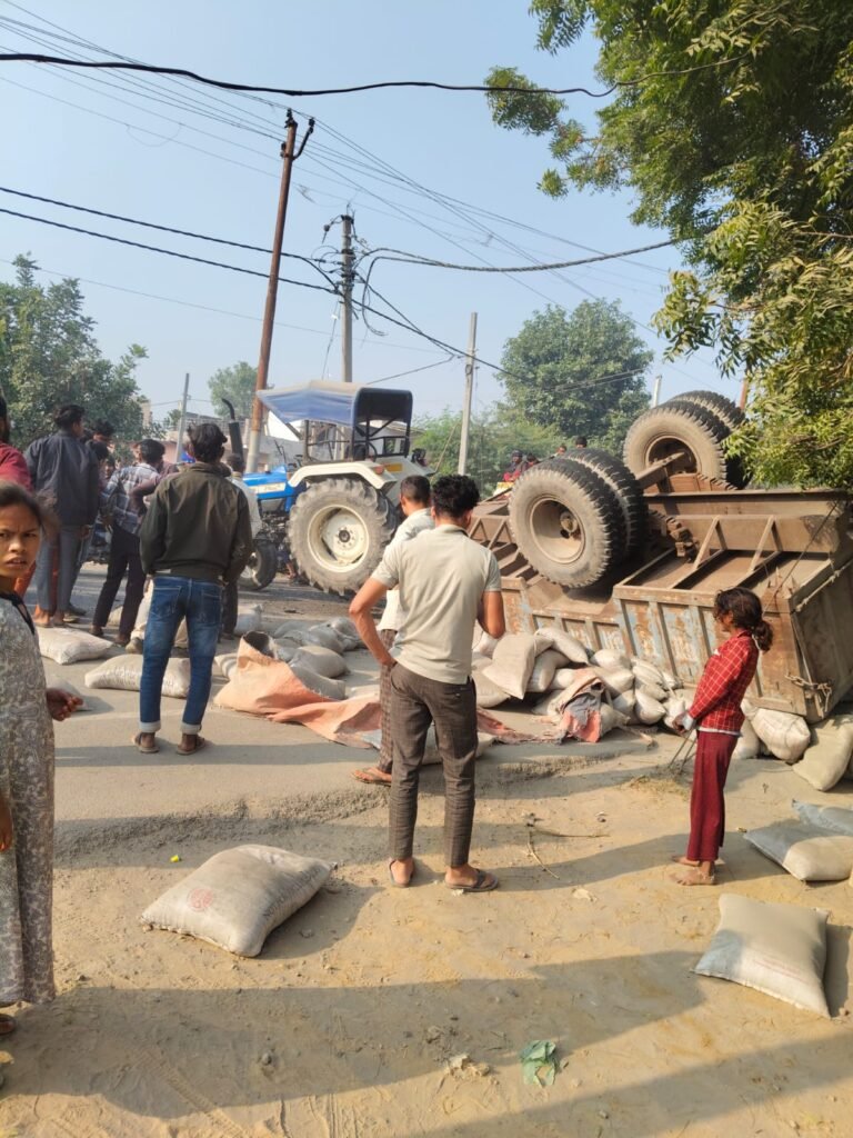 फतेहाबाद: सीमेंट से लदा ट्रैक्टर अनियंत्रित होकर पलटा, ट्रैक्टर चालक बाल बाल बच्चा