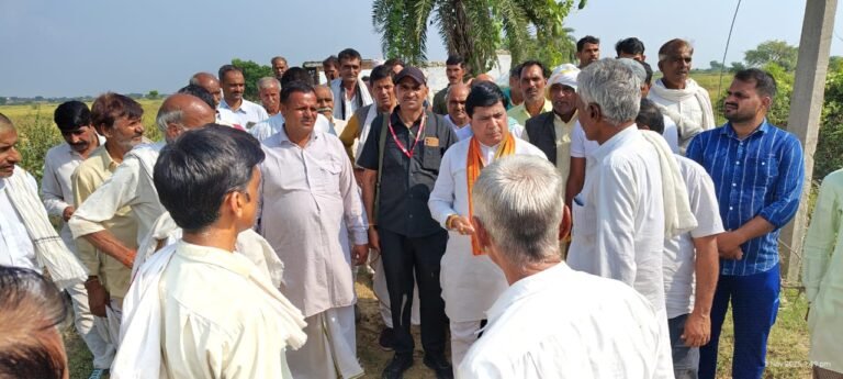 मुरैना: पूर्व विधायक राकेश मावई ने की किसानों की फसल नुकसान की समीक्षा