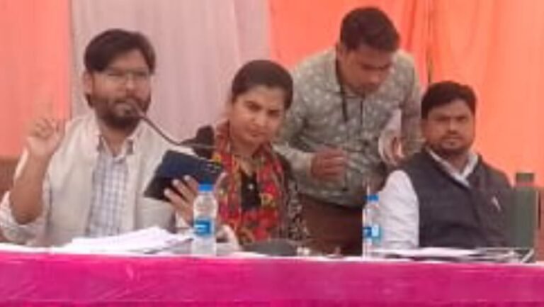 एस आई आर को लेकर अधिकारियों ने दिया बीएलओ और सुपरवाइजर को प्रशिक्षण