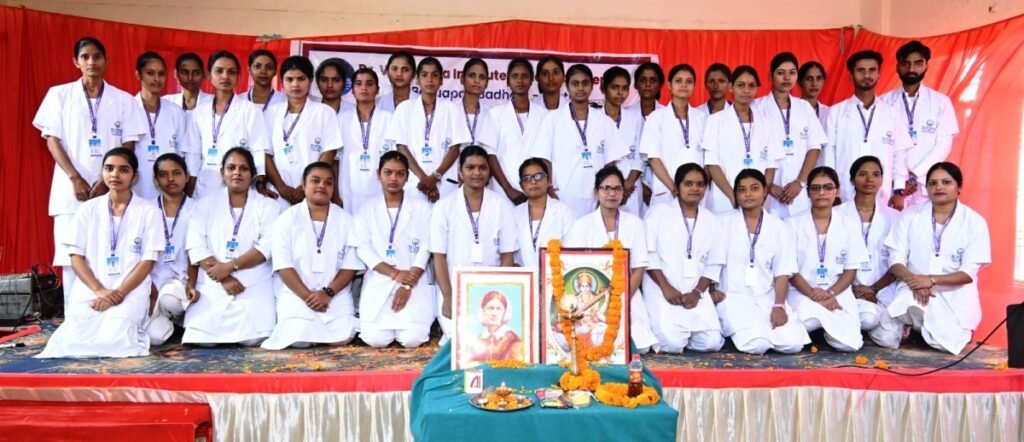 डा. बी.के. वर्मा इंस्टीट्यूट ऑफ मेडिकल साइंस जी.एन.एम. छात्राओं को दिलाया शपथ