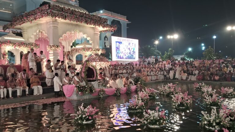 नौका विहार के साथ हुआ चंद्रोदय मंदिर के त्रिदिवसीय कार्तिक उत्सव का भव्य समापन