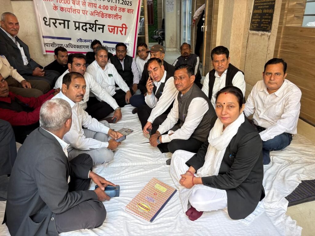 बार एसोसिएशन मथुरा में गतिरोध बरकरार, अध्यक्ष-सचिव के विरोध में अधिवक्ताओं का धरना दसवें दिन भी जारी