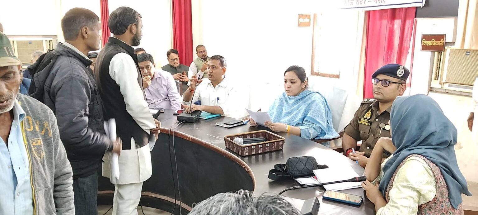 सम्पूर्ण समाधान दिवस पर जिलाधिकारी ने सुनी समस्या दिया निर्देश