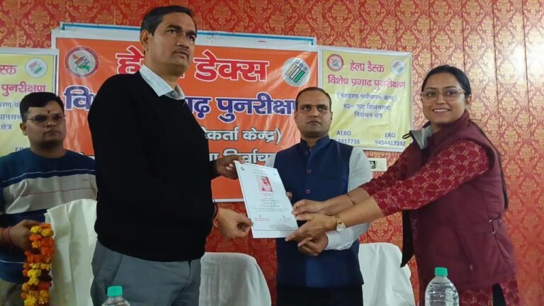 तहसील मांट के उत्कृष्ट कार्य करने वाले 06 बीएलओ को जिलाधिकारी चंद्र प्रकाश सिंह ने किया सम्मानित