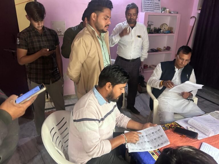 एसआईआर को लेकर बीएलओ, बीएलए 2 के साथ मतदाताओं के घर घर पहुंचे चेयरमैन सुधीर गर्ग गुड्डू