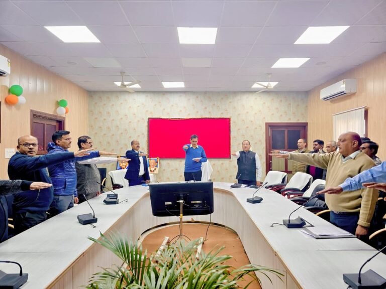 संविधान दिवस पर कलेक्ट्रेट सभागार, मथुरा में कार्यक्रम संपन्न,लखनऊ में आयोजित मुख्य कार्यक्रम का सजीव प्रसारण देखा गया