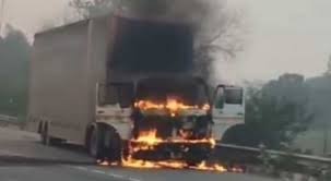 एटा: हाईवे पर दौड़ता कंटेनर बना आग का गोला! ड्राइवर ने कूदकर बचाई जान, केबिन राख – घंटों मशक्कत के बाद आग काबू, ड्राइवर झुलसा