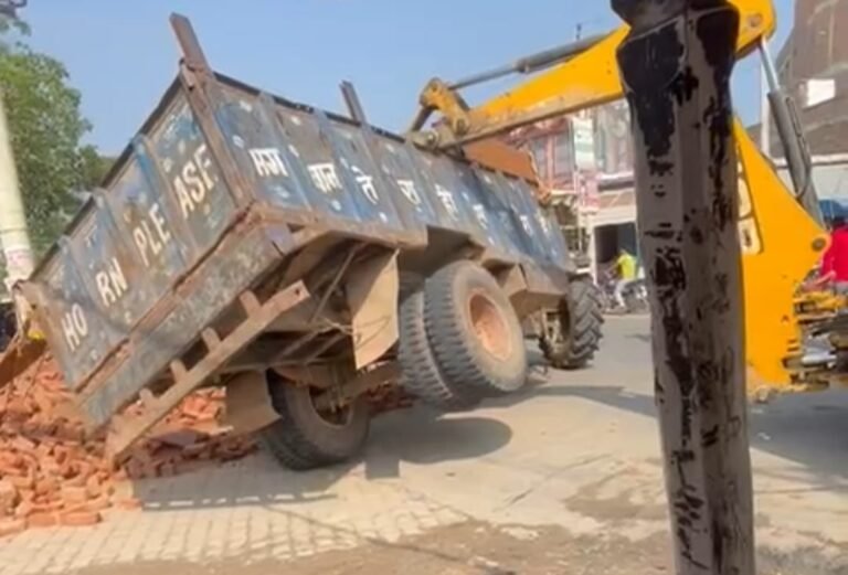 फतेहाबाद: फिरोजाबाद रोड तिराहे पर अनियंत्रित ईट लदी ट्रैक्टर ट्राली ने ढाया कहर, तीन घायल, ईंटों के नीचे दबी केले की ठेल