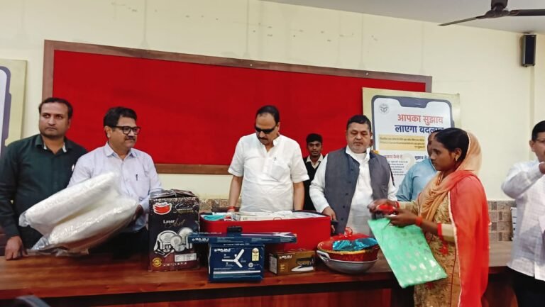 मुख्यमंत्री सामूहिक विवाह मे नवविवाहित जोड़ों को मिला वैवाहिक उपहार, 81 नवविवाहितों को मिले 24 प्रकार के उपहार सामग्री