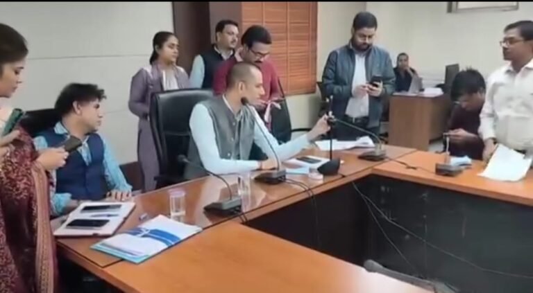 मुरैना: जनसुनवाई में लापरवाही पर 8 पटवारी, 5 सचिव निलंबित – कलेक्टर ने वीडियो कॉल से की सख्त जाँच