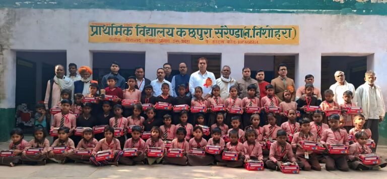 सामुदायिक सहभागिता से प्राथमिक विद्यालय कछपुरा सरेंडा के बच्चों को मिले निःशुल्क जूते मौजे