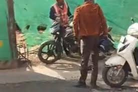 एमजी रोड पर मेट्रो निर्माण के बीच बड़ा खतरा: लटकते तार में उलझी बाइक, दो युवक घायल