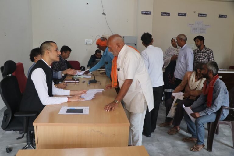 अधिकारी जनसुनवाई के आवेदनों का शीघ्र निराकरण सुनिश्चित करें: कलेक्टर