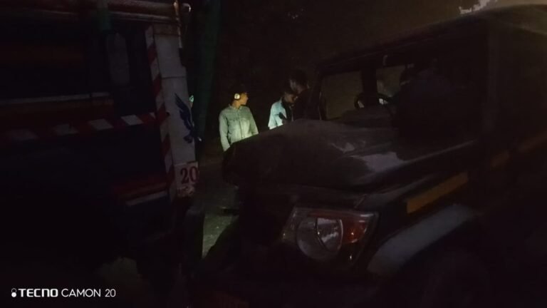 बमरौली कटारा में डायमंड फैक्ट्री के पास ओवर टेक करते ट्रक ने मारी बोलेरो में टक्कर, परिचालक घायल