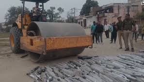 अलीगढ़ ट्रैफिक पुलिस की बड़ी कार्रवाई: 300 मॉडिफाइड बुलेट साइलेंसर जब्त, रोड रोलर से कुचले नष्ट; व्यापारियों ने दी प्रतिबंधित सामान न बेचने की गारंटी