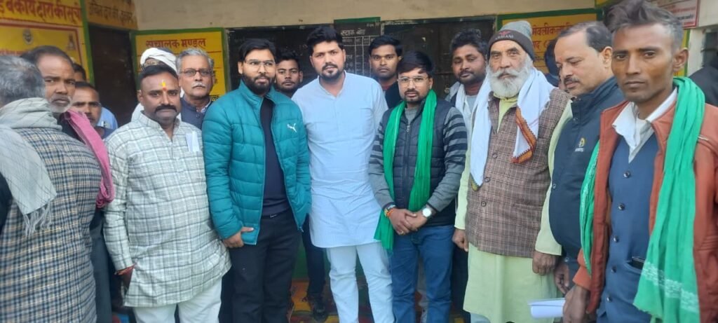 आगरा: फतेहाबाद में यूरिया नहीं मिलने से भड़के किसान, साधन सहकारी समिति पर किया जोरदार हंगामा – तहसीलदार ने दिया सरकारी दर पर खाद का आश्वासन