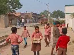 रायबरेली: प्राथमिक स्कूल में बच्चों से ईंटें ढुलवाईं, प्रधाना अध्यापिका का वीडियो वायरल; बीएसए ने दी जांच की चेतावनी