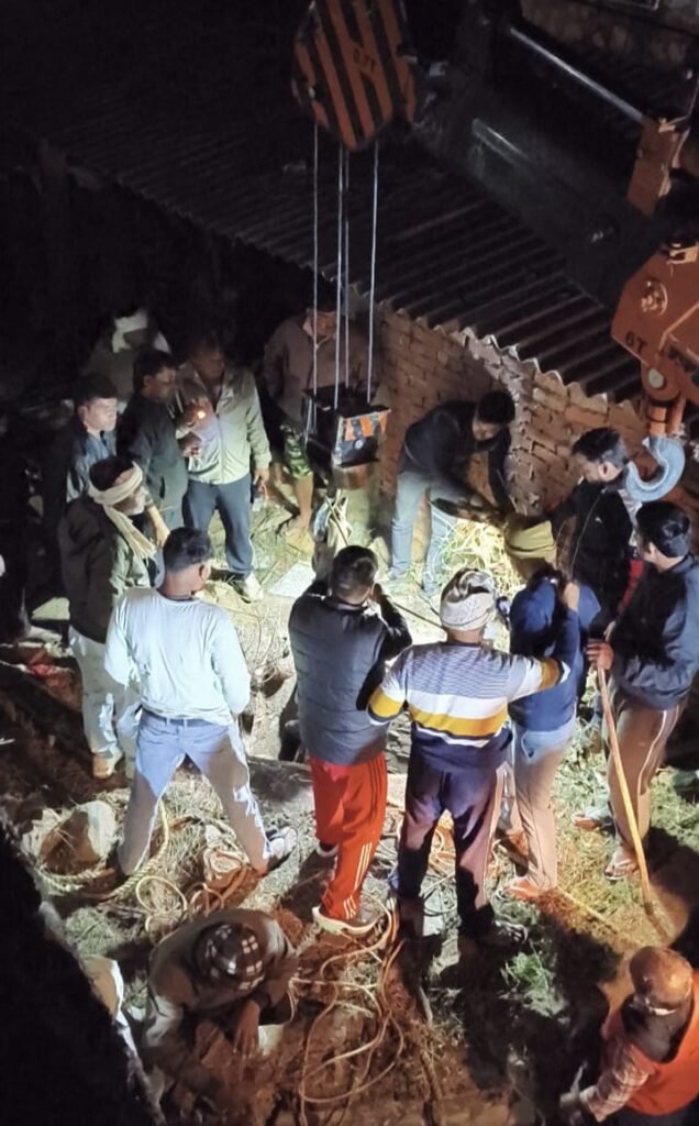 गहरे कुएं में गिरे आवारा सांड और भैंस, कई घंटे चले रेस्क्यू के बाद पुलिस प्रशासन ने ग्रामीणों की मदद निकाला बाहर