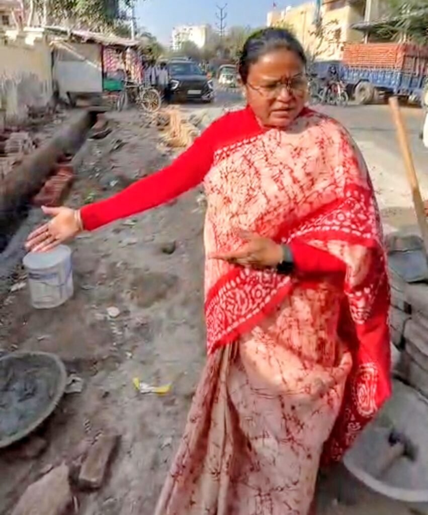 बंद करो ये लूट! महापौर हेमलता कुशवाह ने पश्चिमपुरी में ठोका ताला – “दो साल पहले पूरा दिखाया काम आज फिर क्यों?”