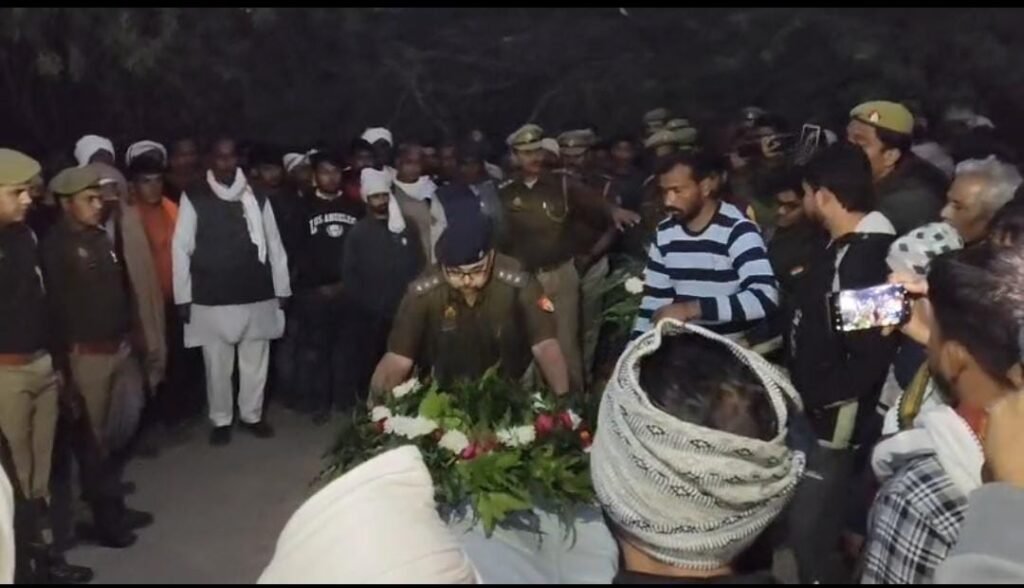 आगरा: ड्यूटी पर तैनाती के दौरान हृदयाघात से सिपाही अशोक परिहार की अचानक मौत, पैतृक गांव में राजकीय सम्मान के साथ अंतिम संस्कार
