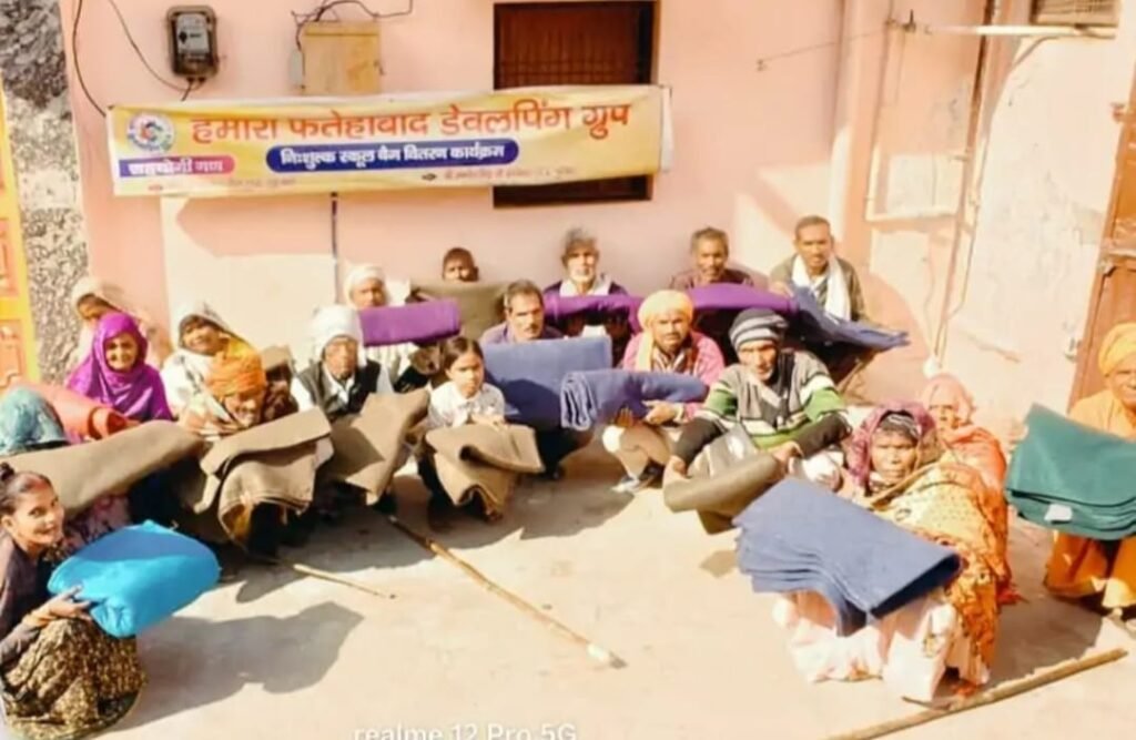 आगरा के फतेहाबाद में सर्दी की ठंड से लड़ने की मुहिम: डेवलपिंग ग्रुप ने 70 जरूरतमंदों को बांटे कंबल, राहत की आस