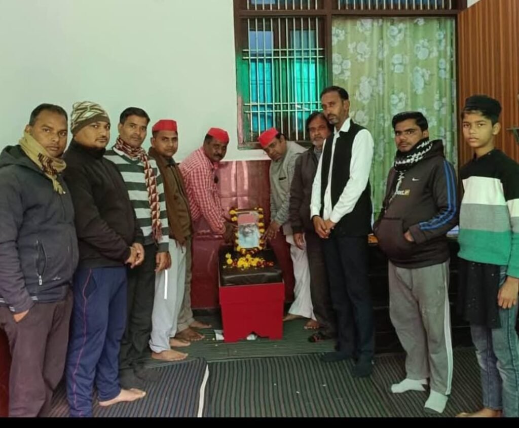 सपा कार्यकर्ताओं ने समाजवादी लोक बंधु राज नारायण की मनाई पुण्यतिथि