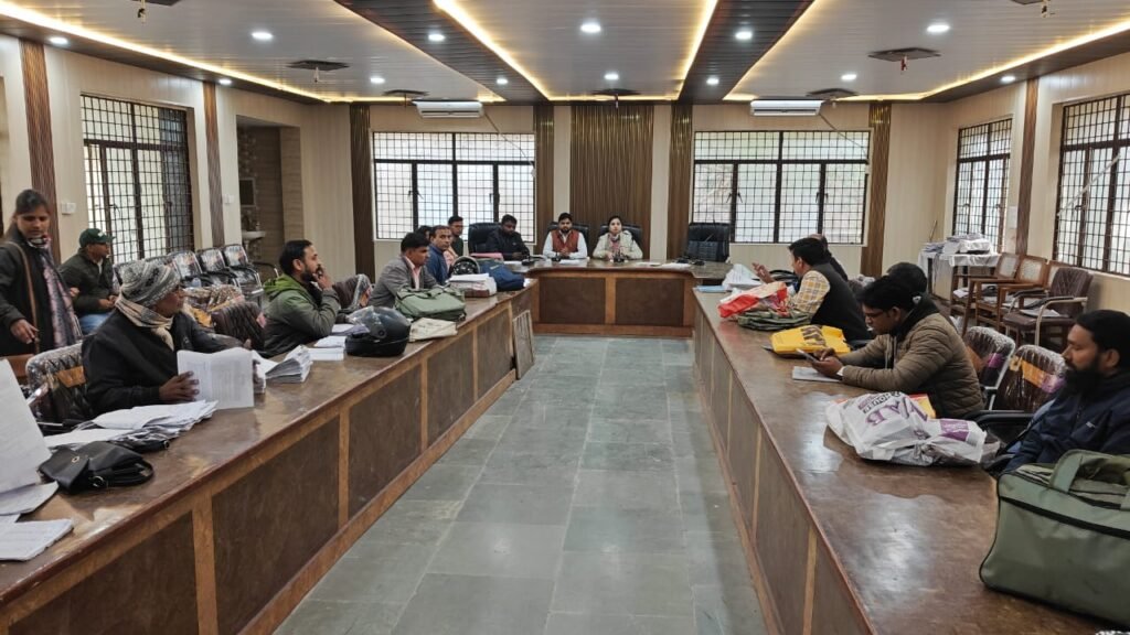 एसडीएम ने शत-प्रतिशत एसआईआर कार्य पूरा करने वाले बीएलओ संग की बैठक, गणना प्रपत्रों का हुआ परीक्षण, कम मैपिंग वालों को दिए निर्देश