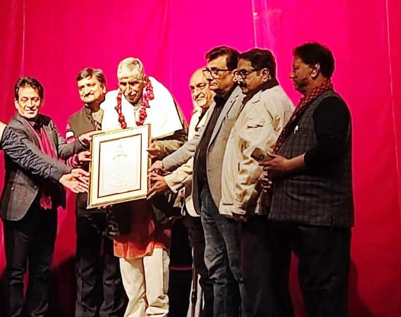 आगरा के वर्ष 2025 के रंग पुरोधा बने अनिल शुक्ला:धन्यवाद उद्बोधन बना एक संदेश रंग कर्मियों के लिए